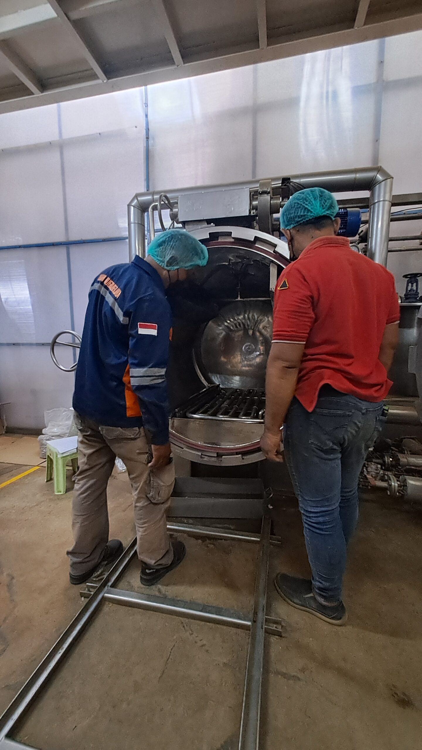 Setting pemasangan Rubber Seal untuk mesin oven oleh tim produsen filter